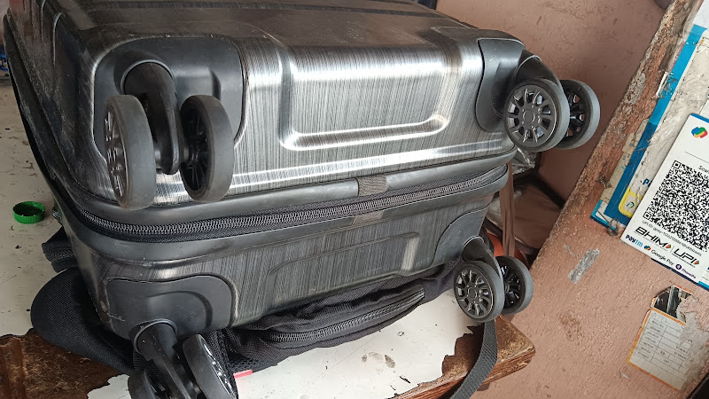 Suitcase bags Repair shop — Luggage repair service